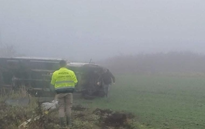 FOTO Accident grav la Tulcea. O autoutilitară s-a răsturnat