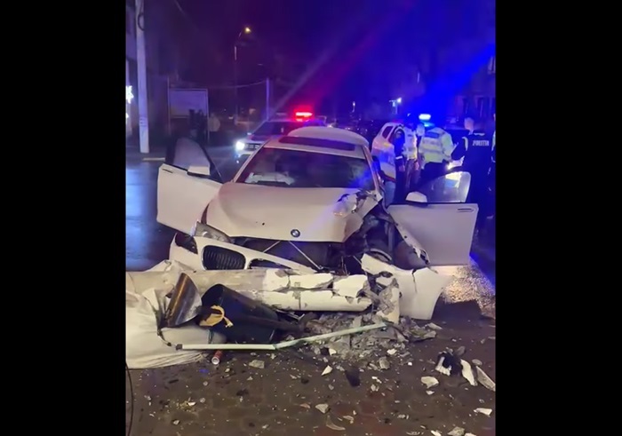 VIDEO Accident incredibil: Un copil de 15 ani a furat mașina părinților și s-a oprit într-un stâlp