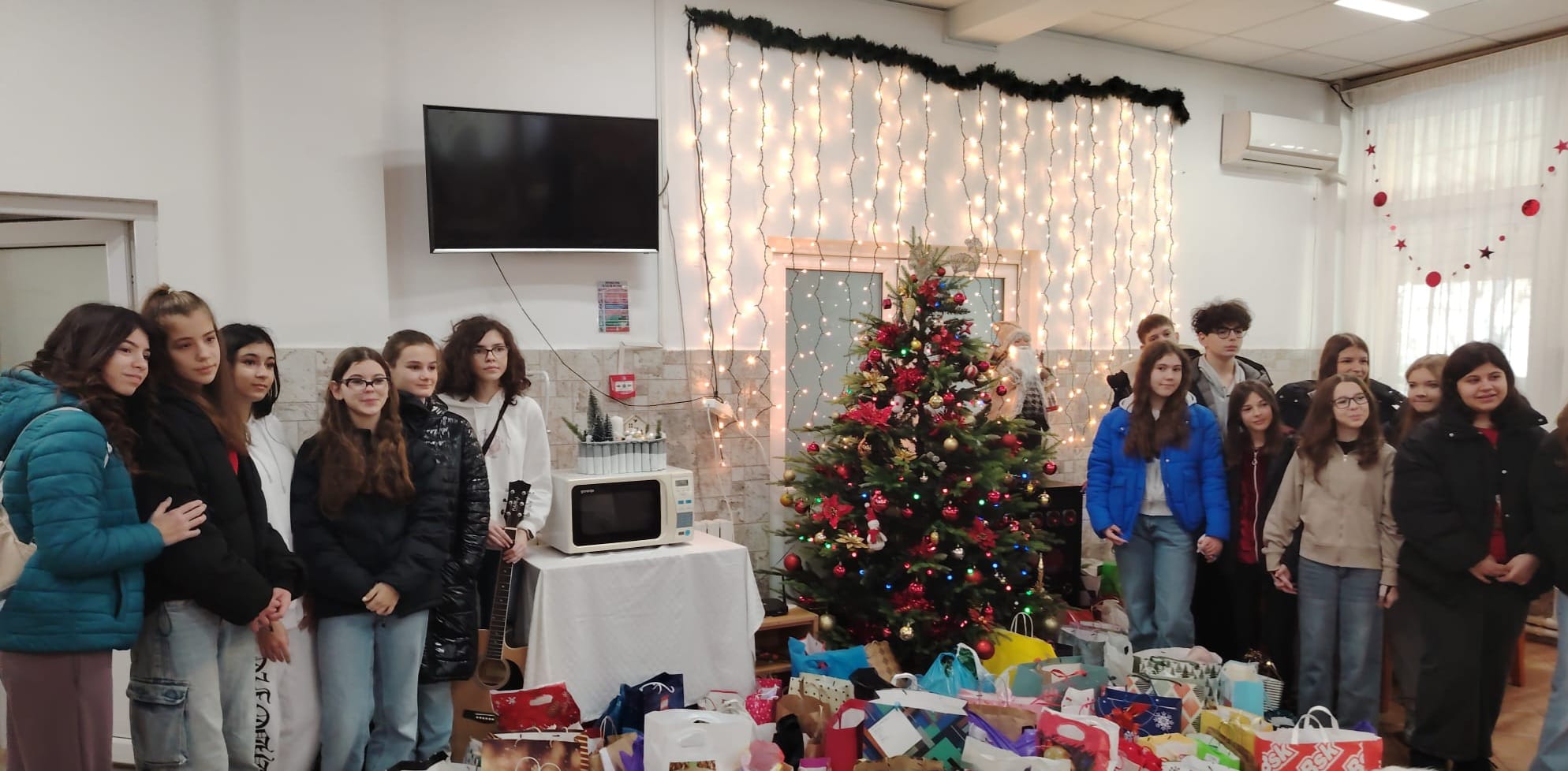 FOTO Elevii Liceului Teoretic Lucian Blaga din Constanța au adus bucurie seniorilor de la Căminul pentru persoane vârstnice
