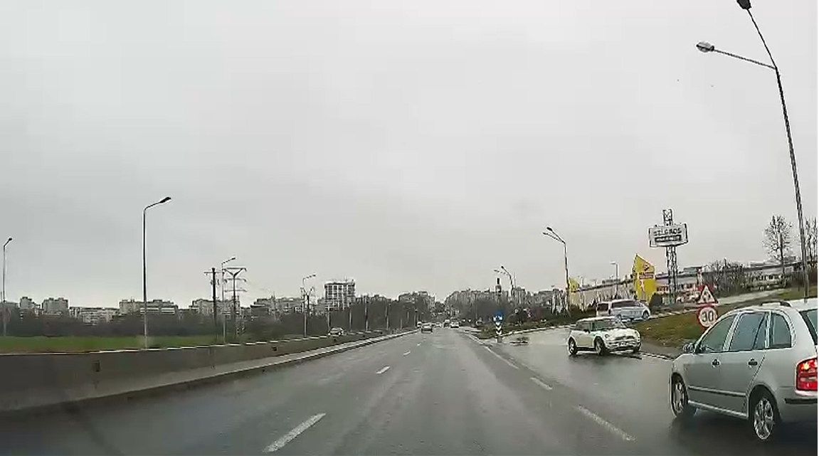 VIDEO Cascadorii în trafic în zona Carrefour: O șoferița a pătruns pe contrasens și a fost la un pas de coliziune
