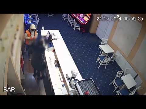 VIDEO Un tânăr de 26 de ani a jefuit o sală de jocuri cu un pistol fals, în Ajunul Crăciunului