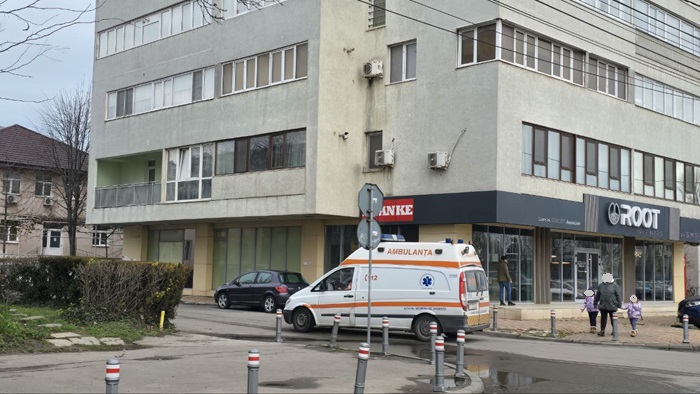 Accident cu două mașini aproape de Capela Militară din Constanța! Două persoane au ajuns la spital, cu multiple traumatisme