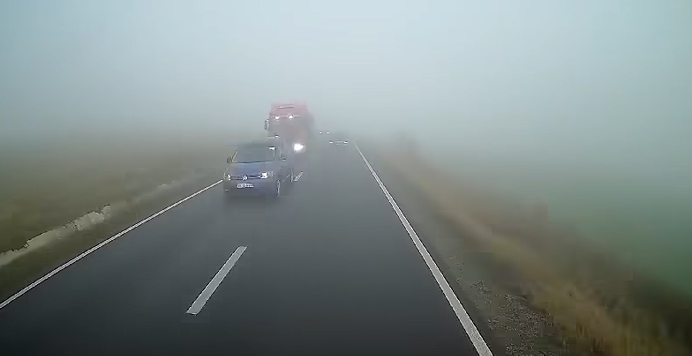 VIDEO Depășire riscantă care a condus la accidentul produs la ieșire din localitatea Baia, surprinsă de camera de bord
