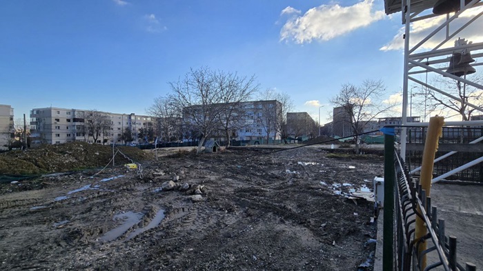 FOTO Demolările de la Parohia Sfântul Antonie cel Mare. Se așteaptă deznodământul de la instanță. Noroi și pietriș în locul capelei mortuare