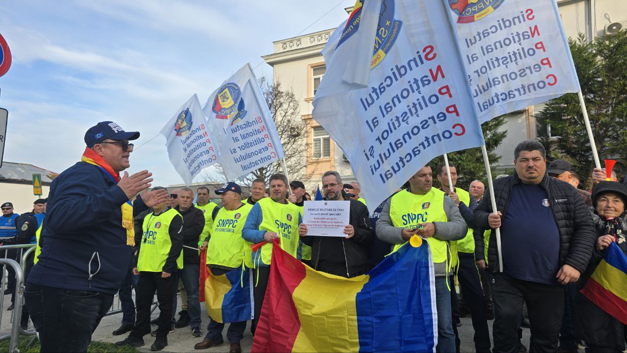 VIDEO Protest la Constanța: Membrii Sindicatului Național al Polițiștilor, cadre militare și rezerviști cer respectarea drepturilor