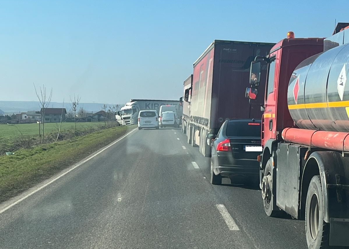 Atenție, șoferi: Un TIR a derapat în apropierea localității Satu Nou, iar traficul este blocat