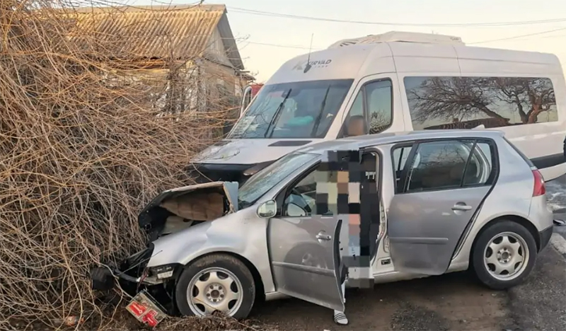 Accident în județul Tulcea: Un autoturism și un microbuz s-au ciocnit. Sunt trei victime