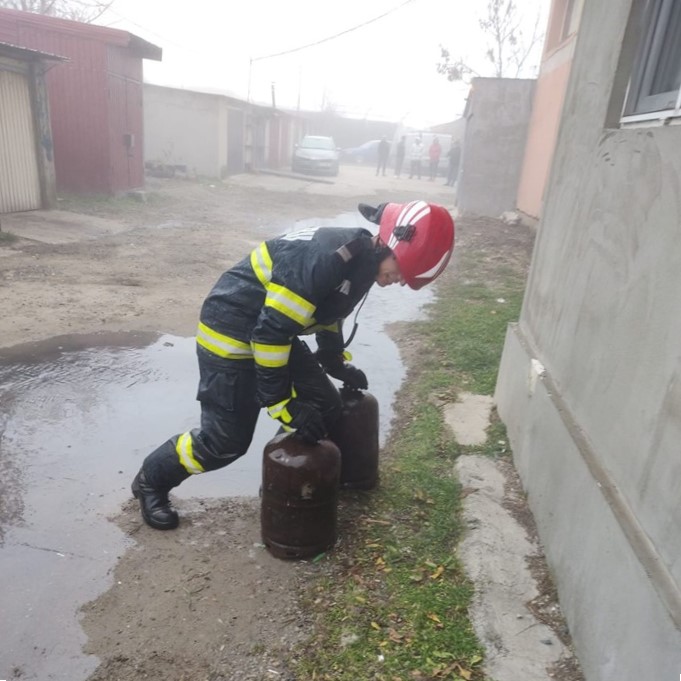 Incendiu la foișorul dintr-un imobil din Constanța. În interior se află 2 butelii