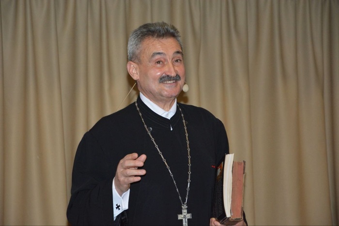 Părintele Marius Moșteanu susține cea de-a treia conferință la Biblioteca Județeană Constanța. Despre amintiri ce redefinesc Timpul și Spațiul