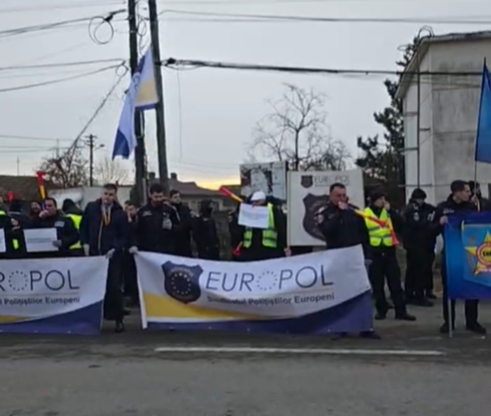 VIDEO Peste 100 de polițiști de frontieră protestează împotriva tăierilor salariale