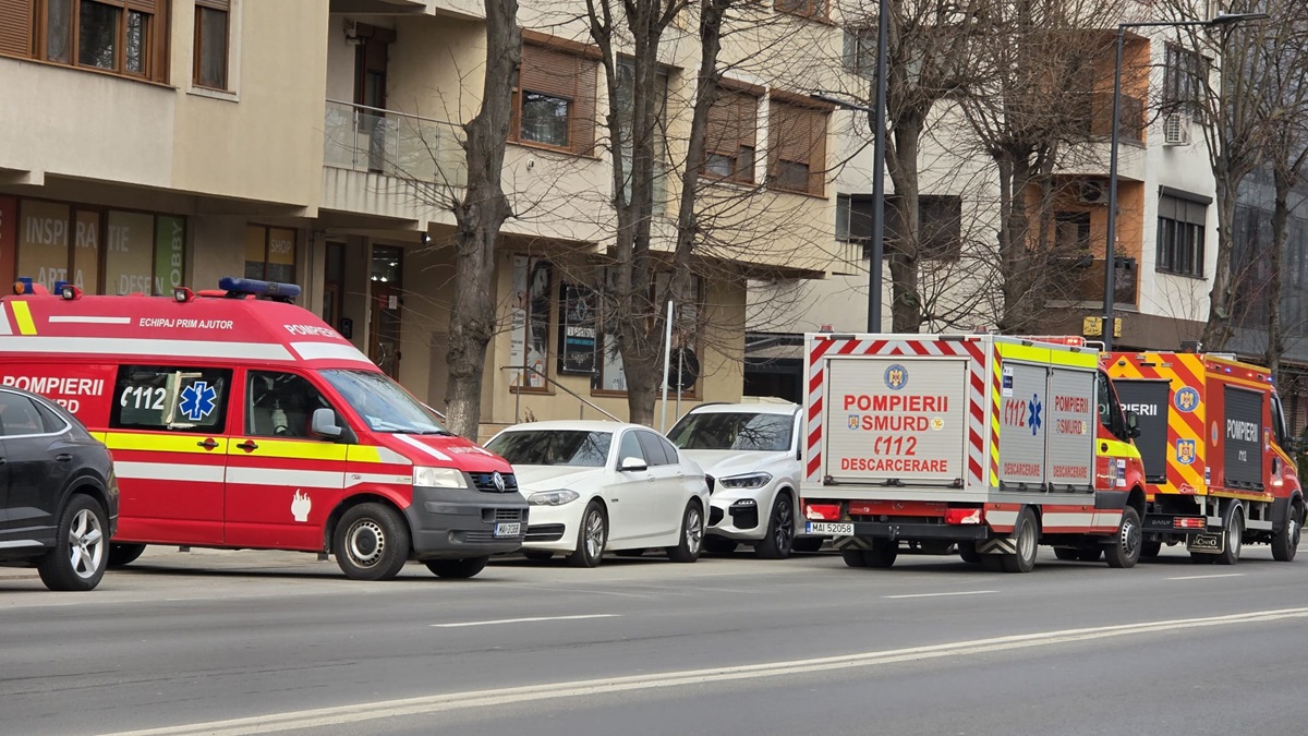Arde o casă de pe strada Răsăritului din Constanța. Este afectat și un autoturism