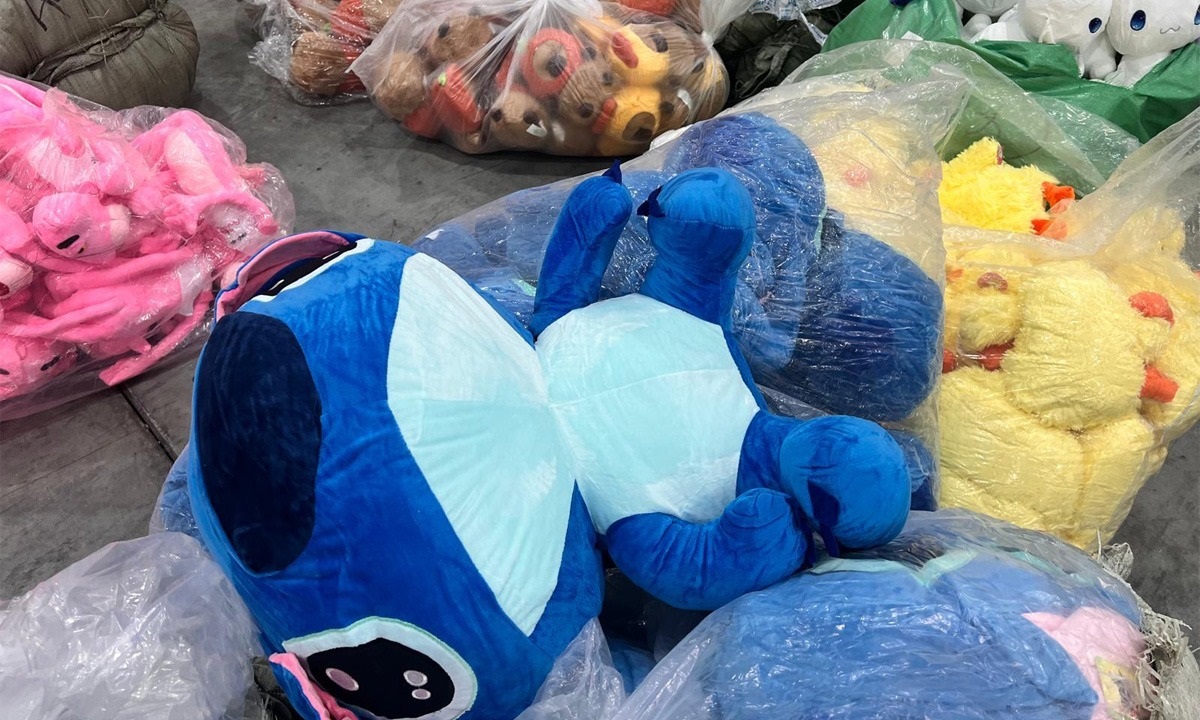 FOTO Polițiștii de frontieră au confiscat jucăriile contrafăcute ajunse cu întârziere în tolba lui Moș Crăciun