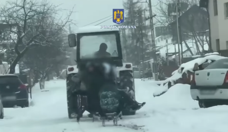 VIDEO Un tractorist băut, surprins când trăgea cu tractorul mai multe sănii de copii