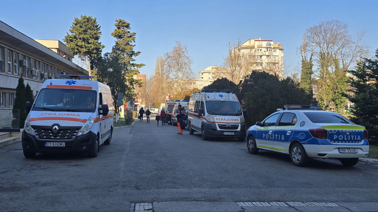 Accident cu 3 victime în Inel II, la intersecția străzilor Eliberării și Caragiale! Au intervenit Ambulanța și SMURD