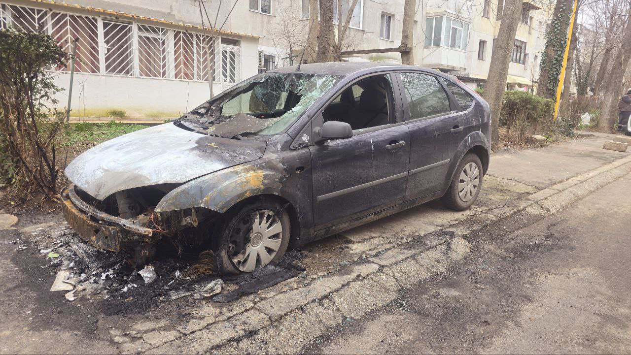 Arde o mașină în Constanța, în zona Cireșica