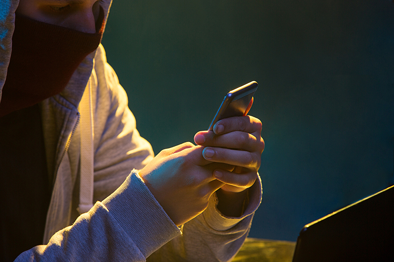Alertă de fraudă online: O campanie falsă promite iPhone-uri ieftine folosindu-se ilegal numele platformei eMag