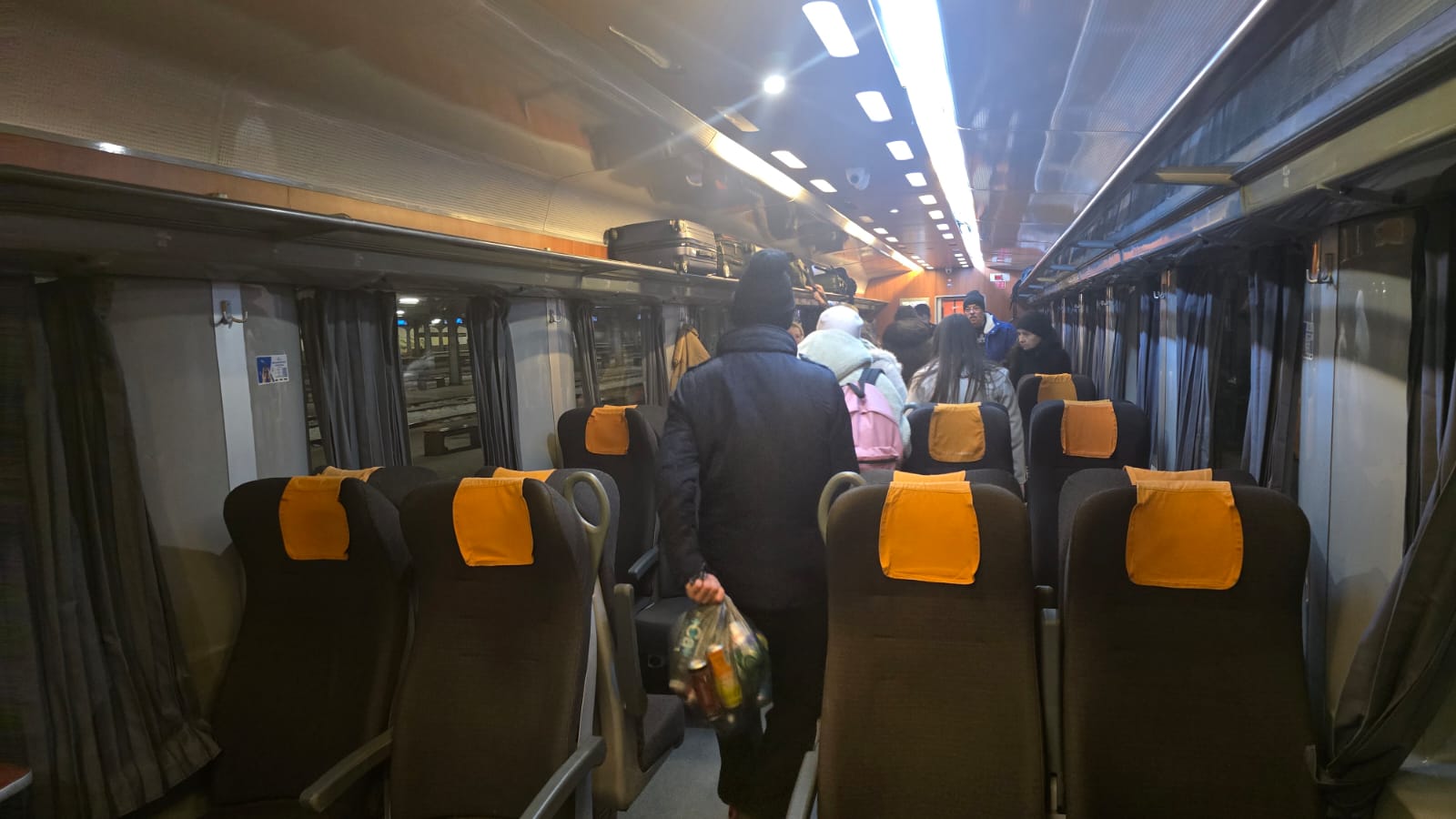 Cerșetorii caută în gunoaiele unui tren Intercity, sosit de la Constanța, staționat în Gara de Nord București