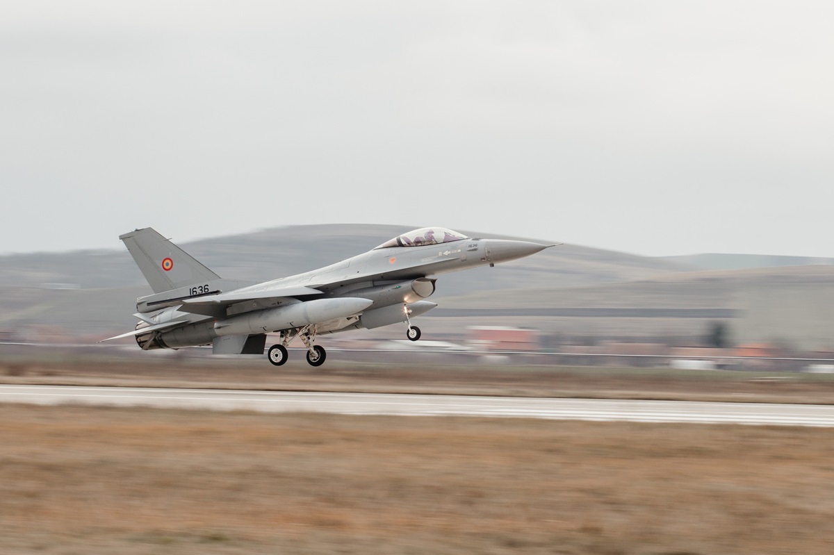 Avioane de luptă F-16 efecturează zboruri de antrenament la înălţimi mici şi zboruri în regim supersonic în toată România, timp de o săptămână