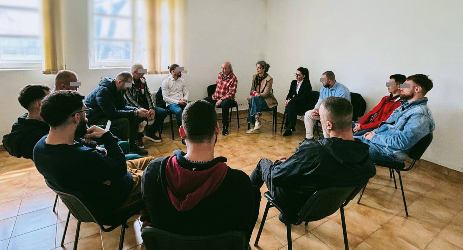 FOTO Jure Yoram Biechonski, psihoterapeut cu renume internațional, în mijlocul deținuților de la Penitenciarul Poarta Albă. Care a fost scopul atelierului
