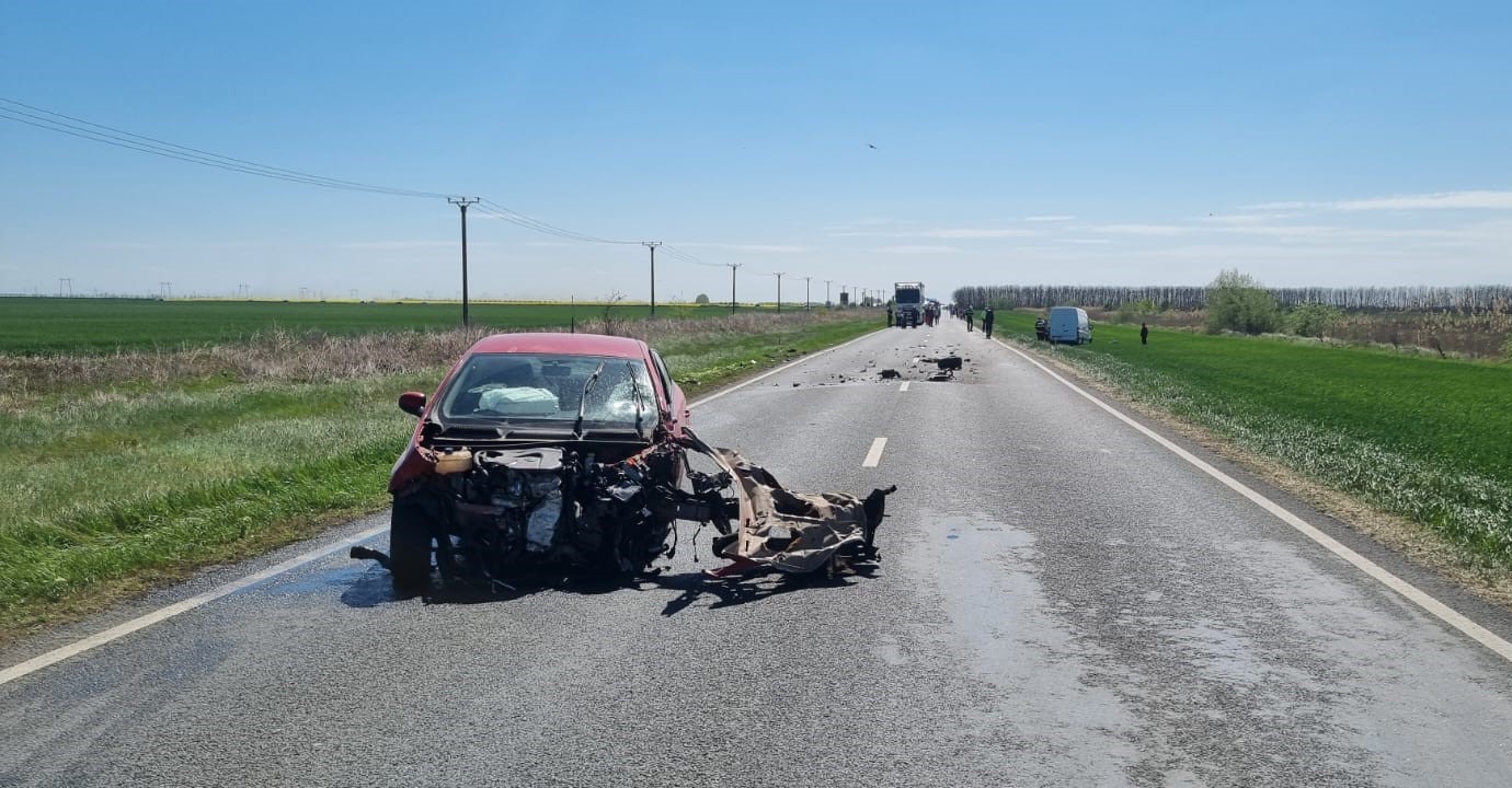 FOTO Accident groaznic: 4 mașini s-au ciocnit pe un drum european intens circulat. Traficul este BLOCAT