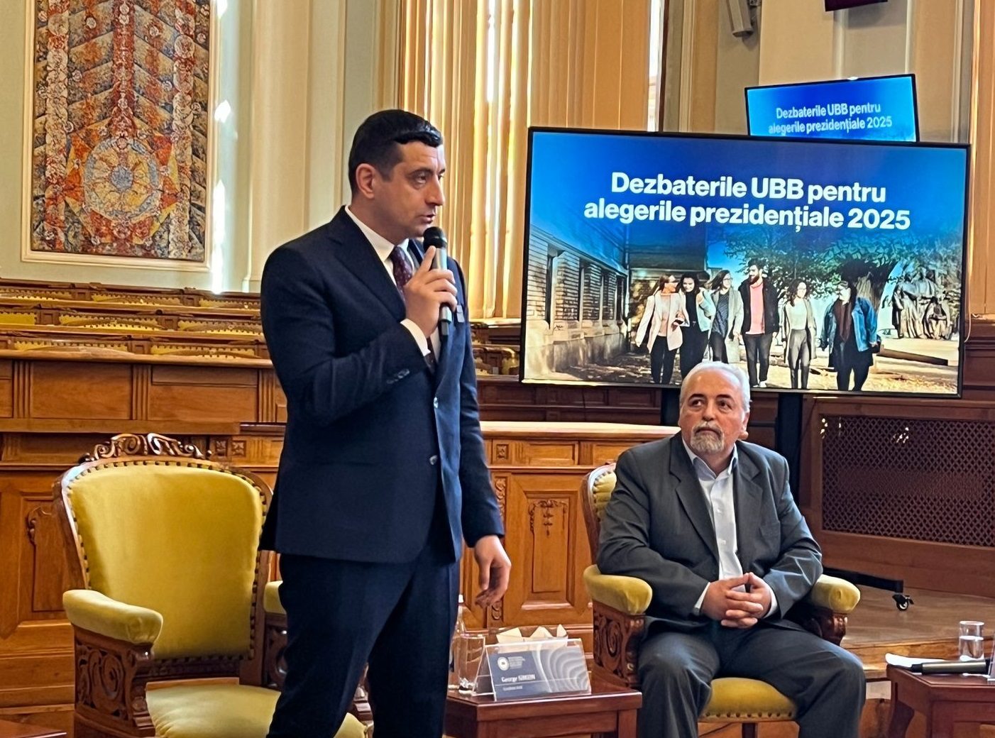 George Simion, prezent la dezbaterea de la Universitatea Babeș-Bolyai: Nu vrem ieșirea din UE și NATO, vrem respect și revenirea la democrație!