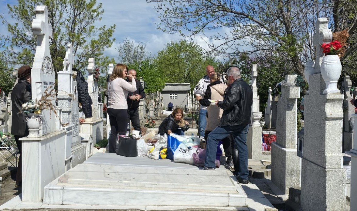 FOTO VIDEO Aglomerație mare astăzi, de Paștele Blajinilor, în cimitirele constănțene. Mii de localnici i-au pomenit pe cei dragi trecuți la cele veșnice