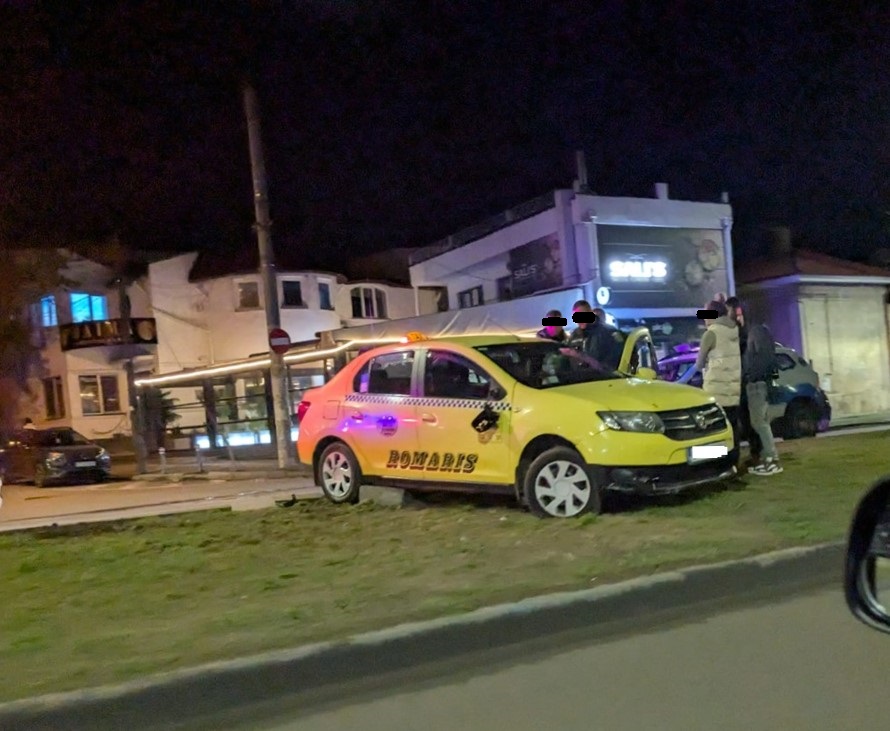 VIDEO Un taxi a plonjat pe scuarul din fața IPJ Constanța, de pe bulevardul Mamaia