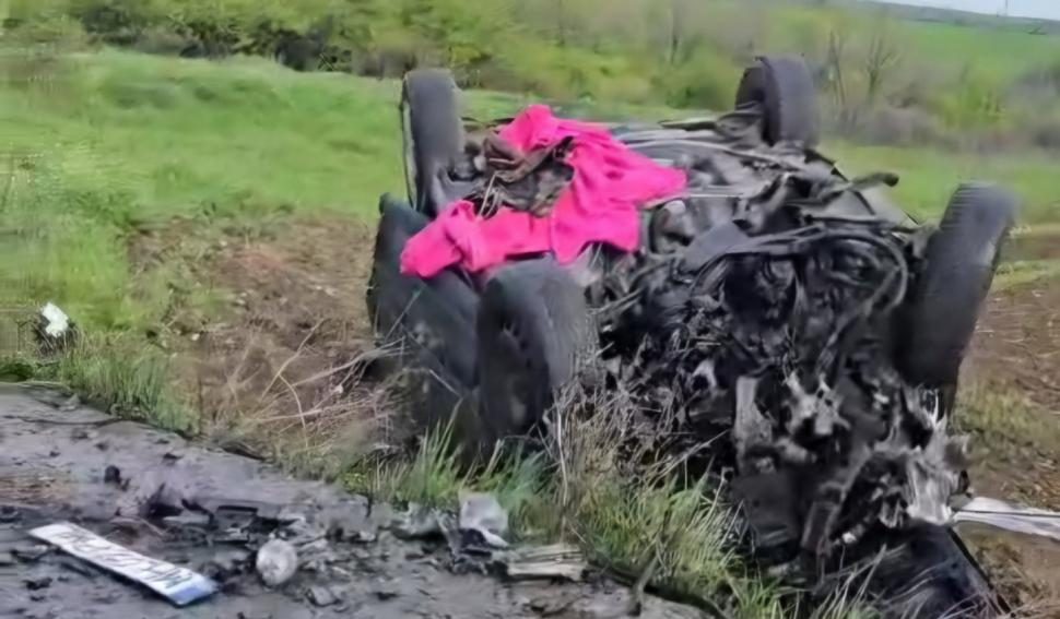 Accident grav după ce o șoferiță de 20 de ani s-a izbit violent cu mașina de un cap de pod