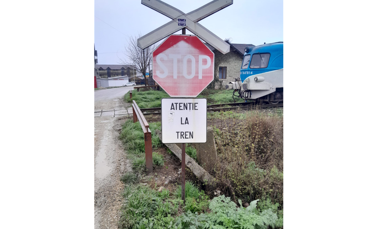 Accident feroviar la Costinești: Trafic blocat pe ruta Constanța - Mangalia, după ce un camion și un auto vagon s-au ciocnit la trecerea de cale ferată