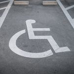 Cine poate parca pe locurile persoanelor cu dizabilități? Judecătoria Constanța face lumină: simpla diagnosticare cu o boală cronică NU este suficientă