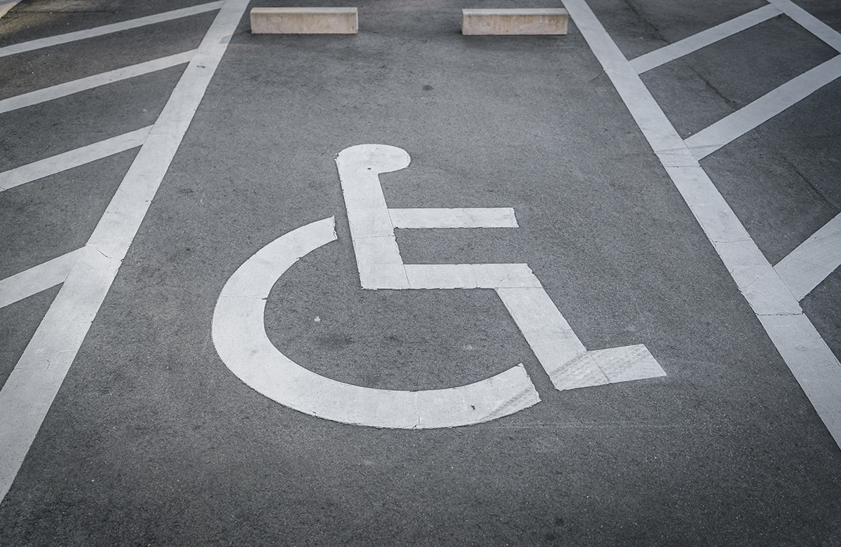 Cine poate parca pe locurile persoanelor cu dizabilități? Judecătoria Constanța face lumină: simpla diagnosticare cu o boală cronică NU este suficientă
