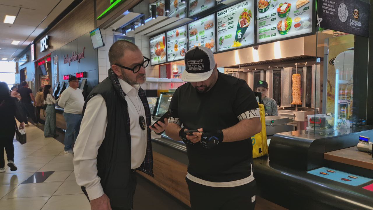 FOTO Horia Constantinescu, șeful de la Protecția Consumatorilor Constanța, în control la mall, în a treia zi de Paște. Sunt verificați și curierii care livrează mâncare