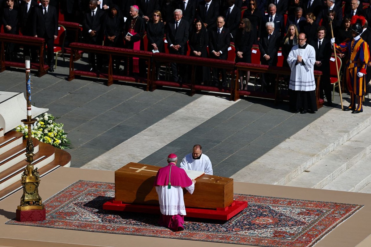 Ultimul drum al Papei Francisc: O lume întreagă i-a adus omagiu la Vatican