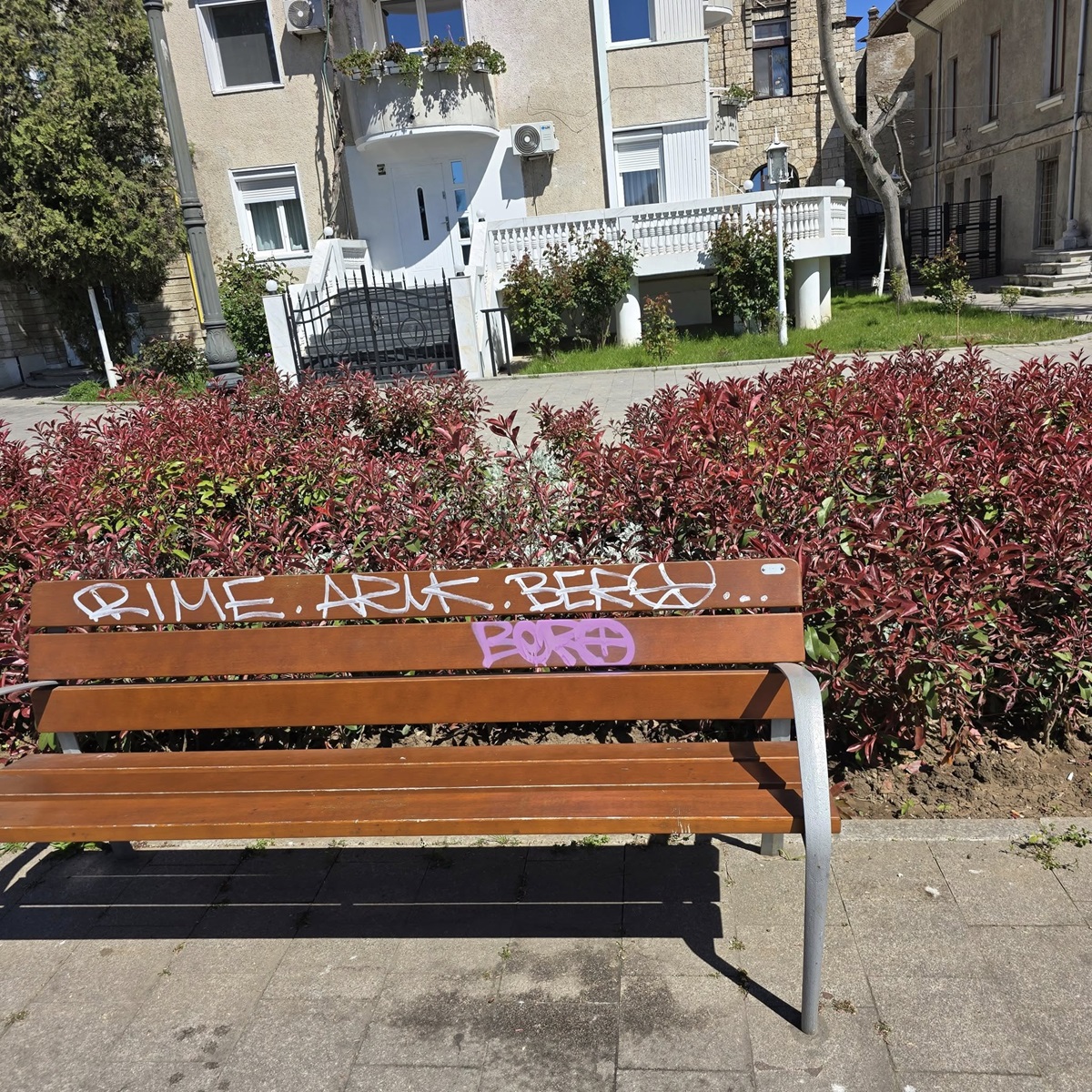 Zona Peninsulară vandalsim bancă distrusă