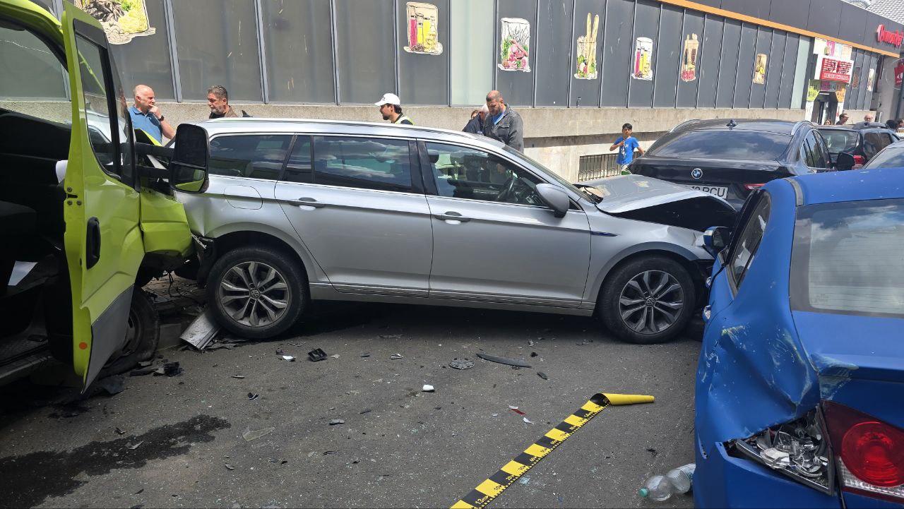 Accident rutier între trei mașini la intersecția străzilor Răscoalei și Cuza Vodă