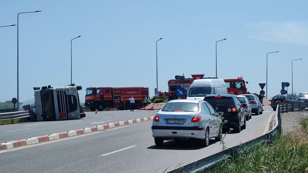 UPDATE O cisternă a ieșit în afara carosabilului pe DN22 la Tariverde: intervenție contra cromometru a pompierilor