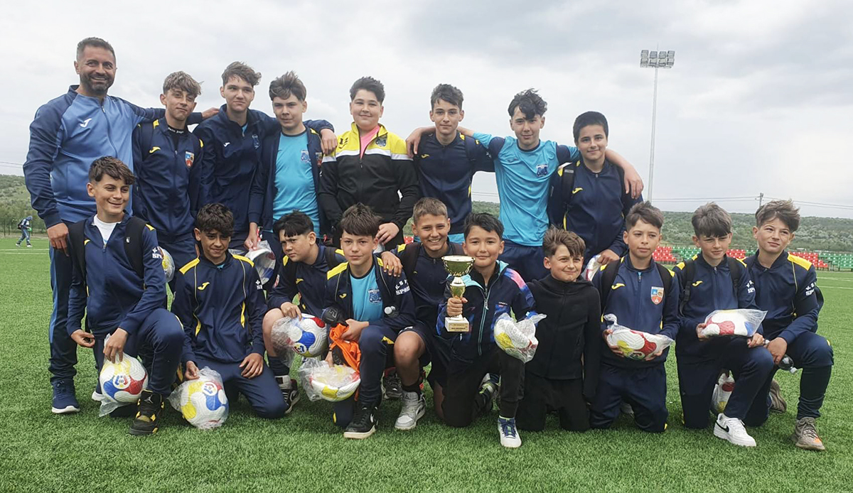 Echipa de junori a CS Victoria Cumpăna, singura din România care s-a calificat la toate cele cinci finale ale Cupei Satelor
