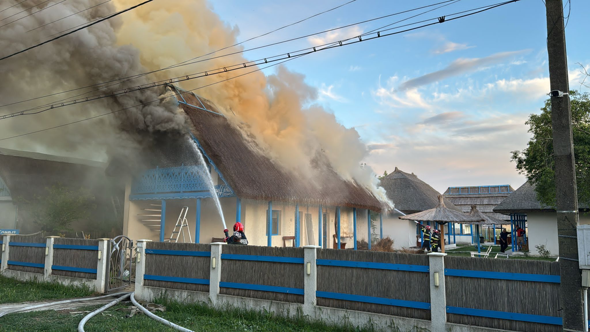 ALERTĂ în Delta Dunării! Un incendiu a izbucnit la o pensiune din Crișan
