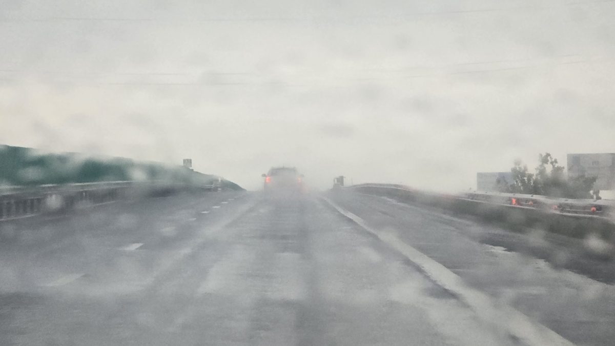 VIDEO Atenție, șoferi! Ploaie torențială pe Autostrada A2