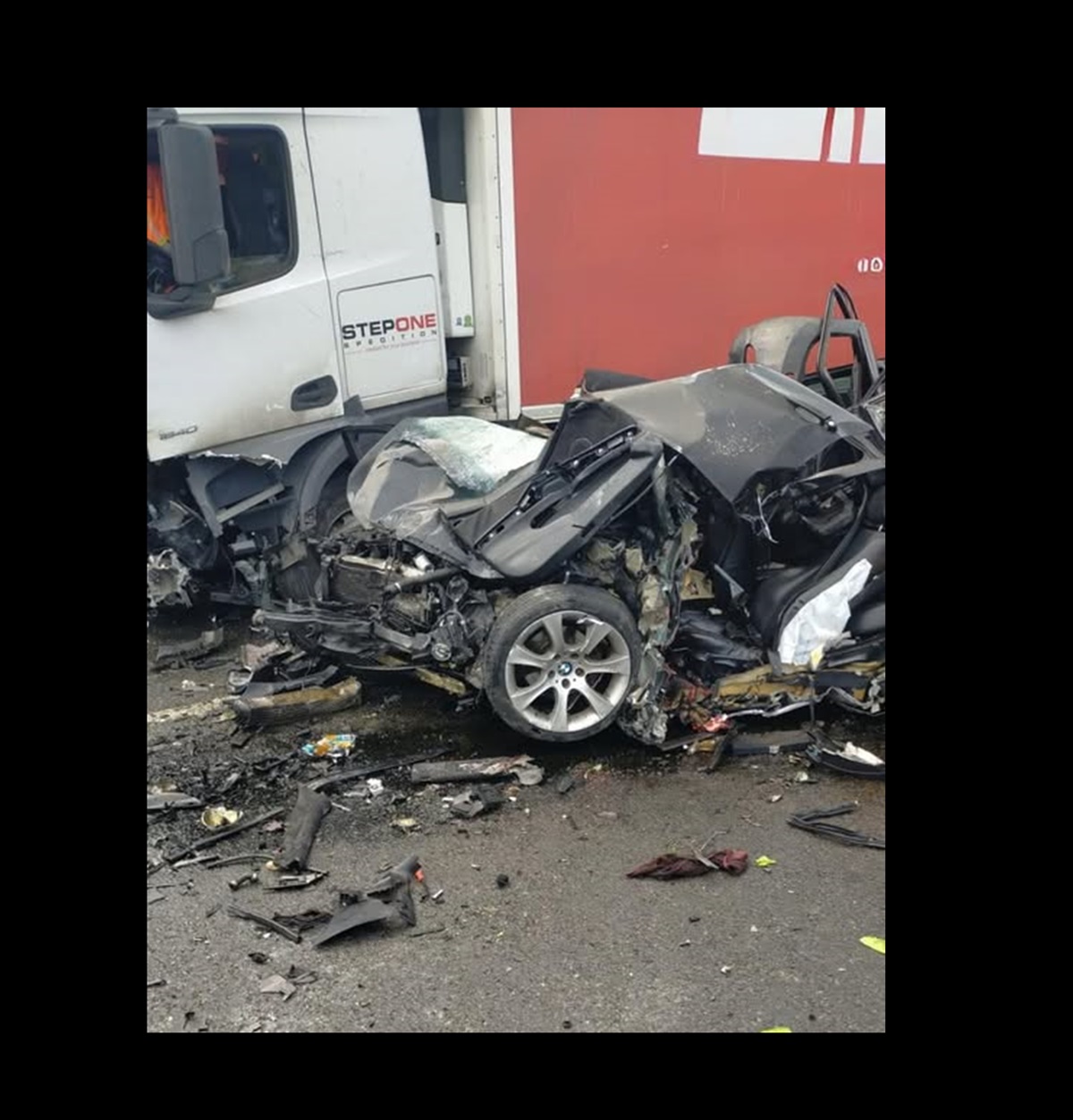 Accident ÎNFIORĂTOR: un BMW a intrat într-un TIR. Sunt mai multe victime. Traficul, oprit