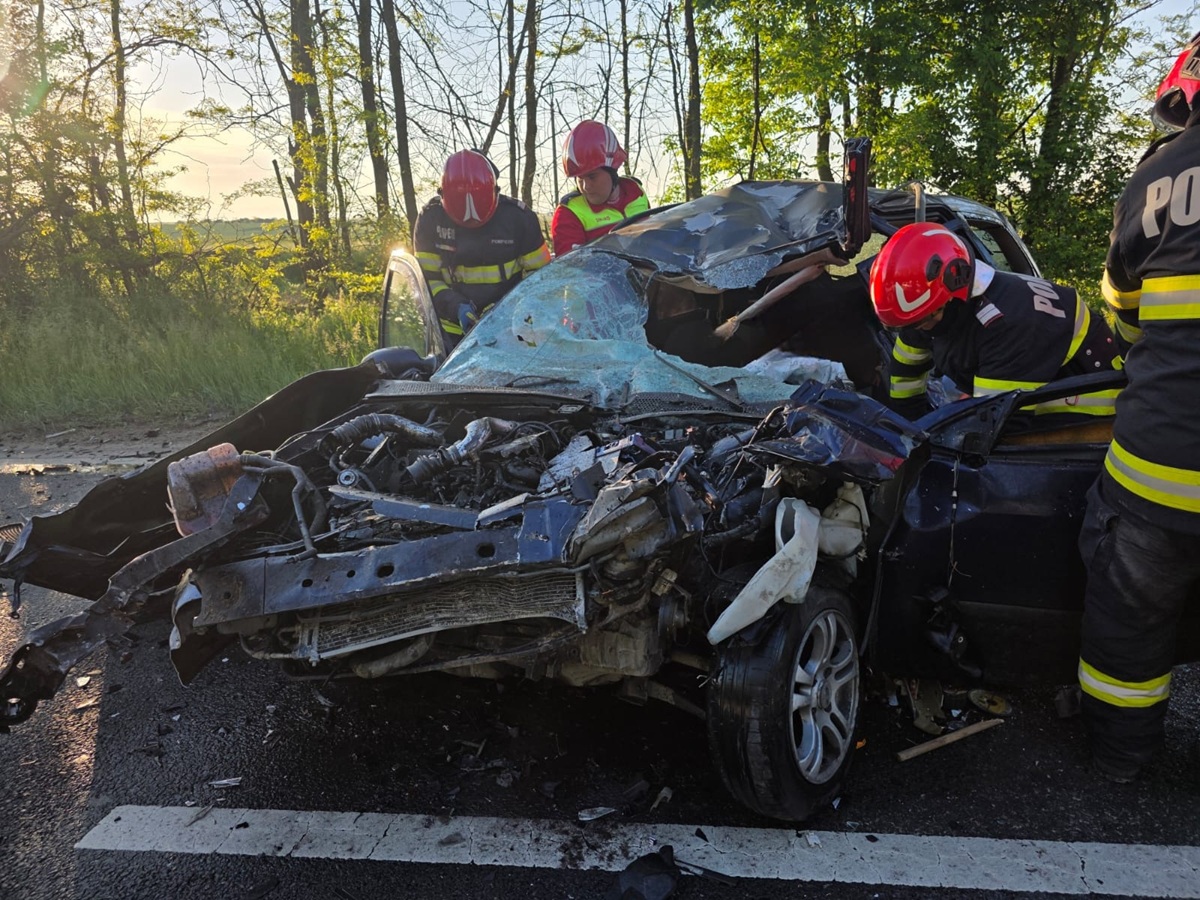 FOTO Accident GRAV la ieșire din Costinești spre Tuzla: Un tânăr a MURIT, după ce trei autoturisme s-au ciocnit
