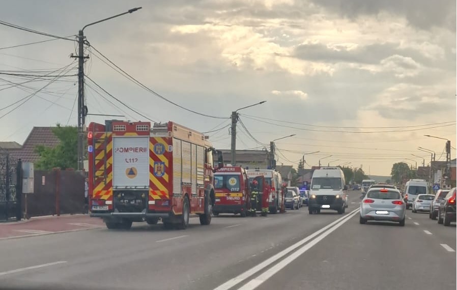 GRAV accident în Valu lui Traian! O mașină a intrat într-un cap de pod