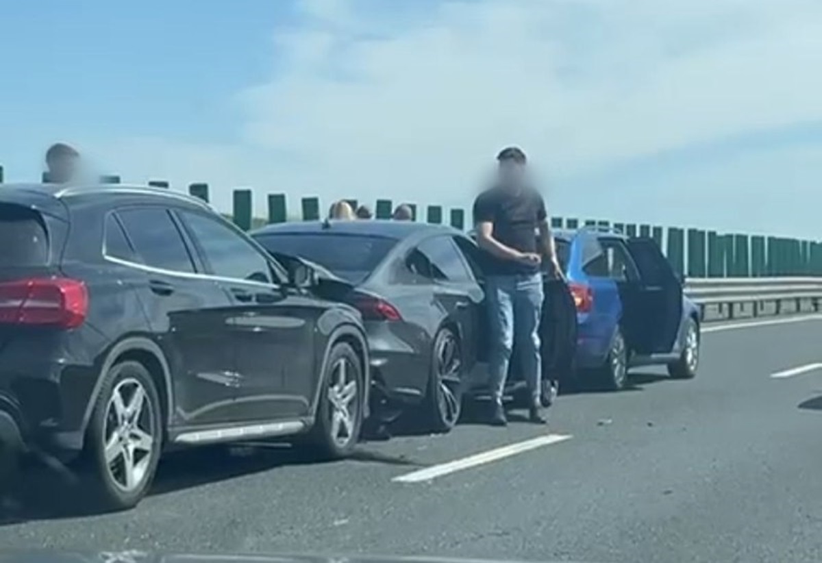 VIDEO Accident cu trei mașini pe Autostrada A2, București - Constanța. În automobile se aflau zece adulți și doi copii