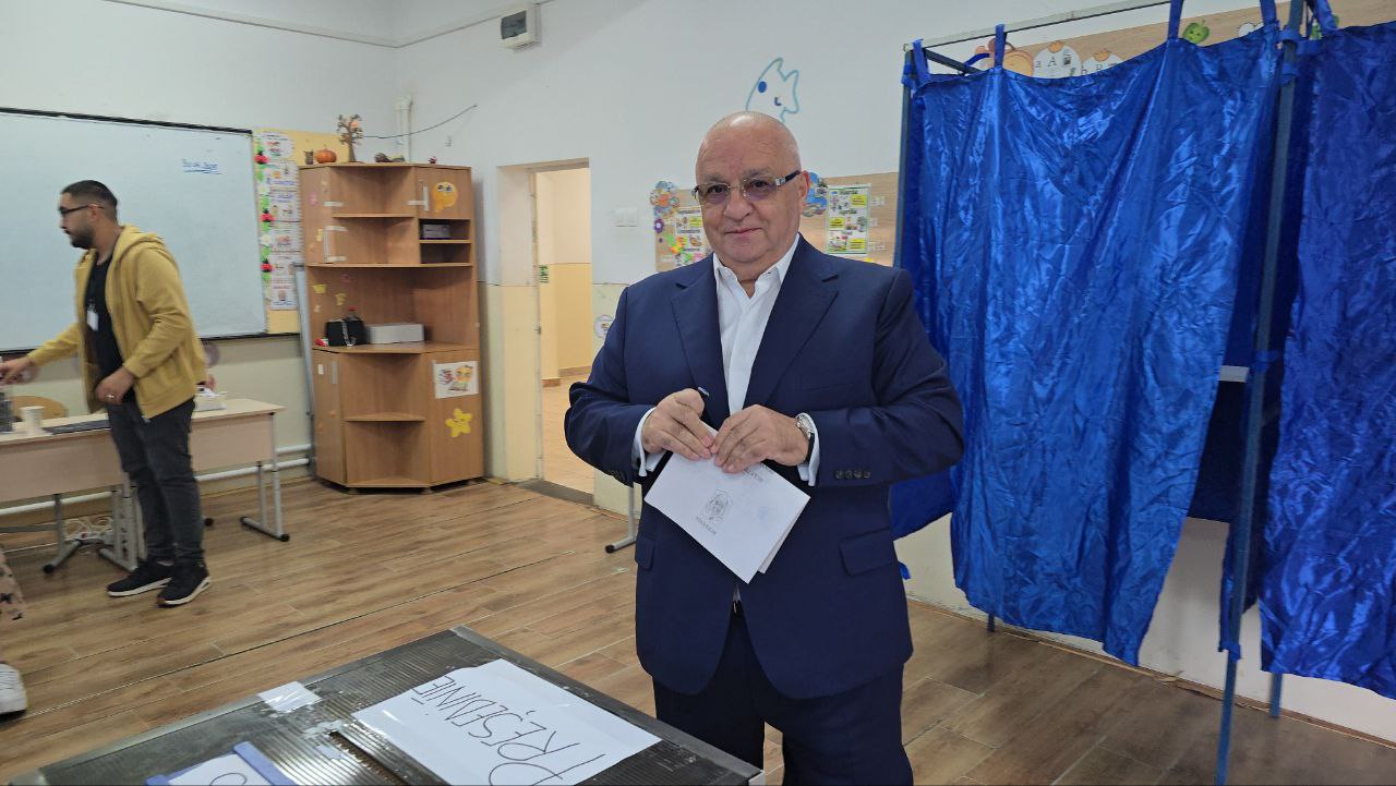 FOTO VIDEO Felix Stroe, senator și lider PSD Constanța, în fața urnelor la prima oră: Am votat cu credință în suflet, pentru liniște și stabilitate
