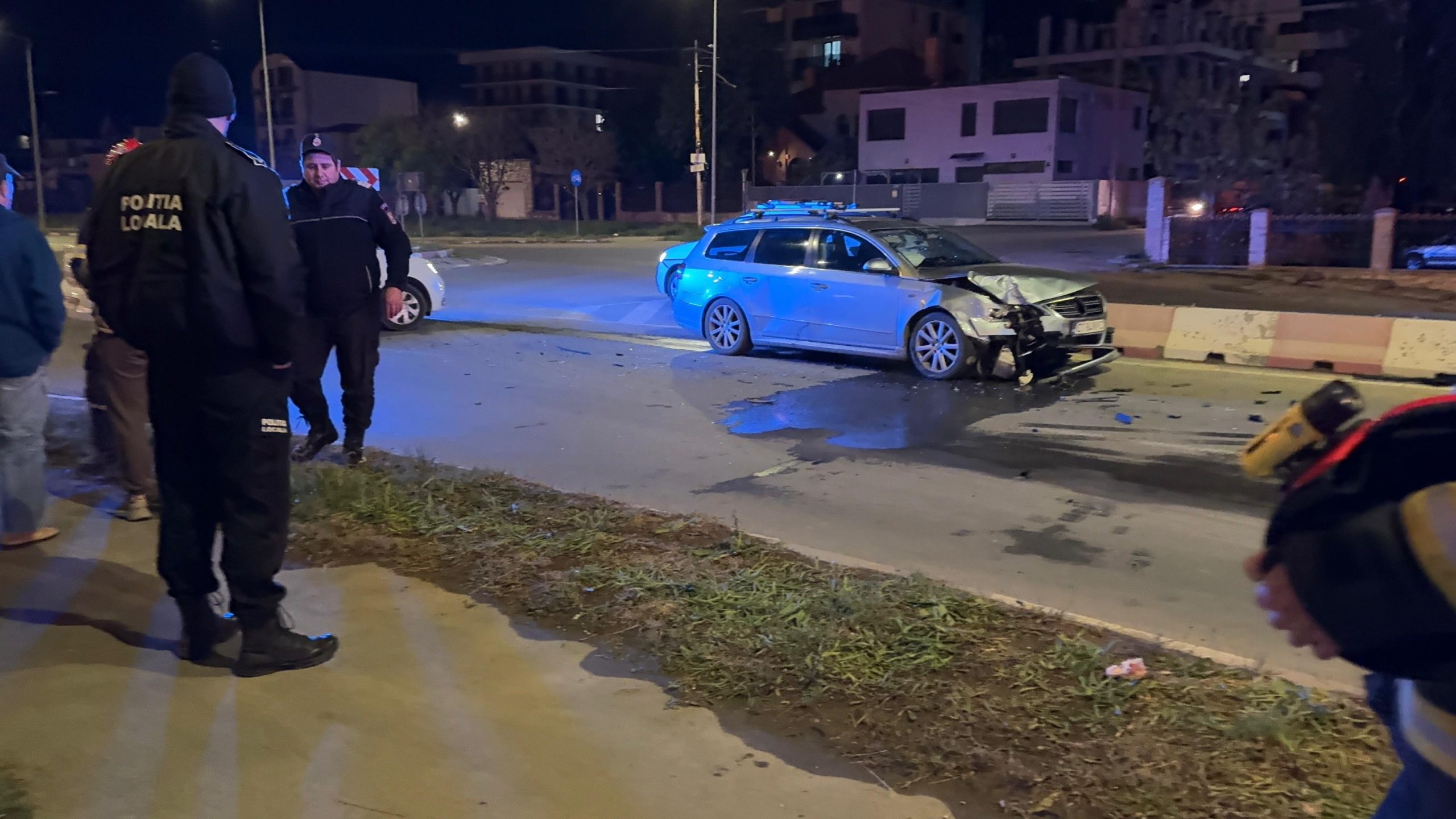 FOTO Două mașini s-au CIOCNIT în zona Lidl din Mamaia Nord: Unul dintre șoferi a fost rănit
