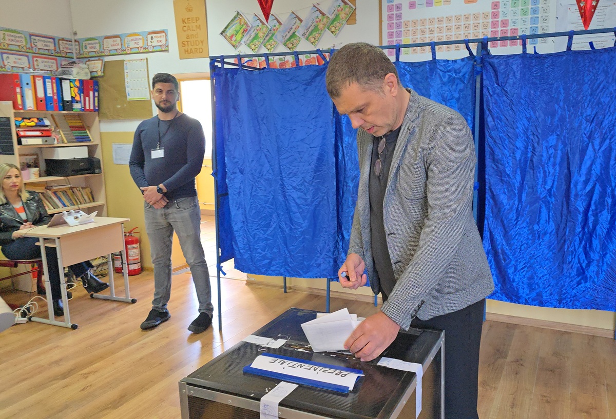 FOTO VIDEO Senatorul PNL Silviu Coșa, a votat în primul tur al alegerilor prezidențiale: Toți românii au muncit și au luptat pentru România de astăzi