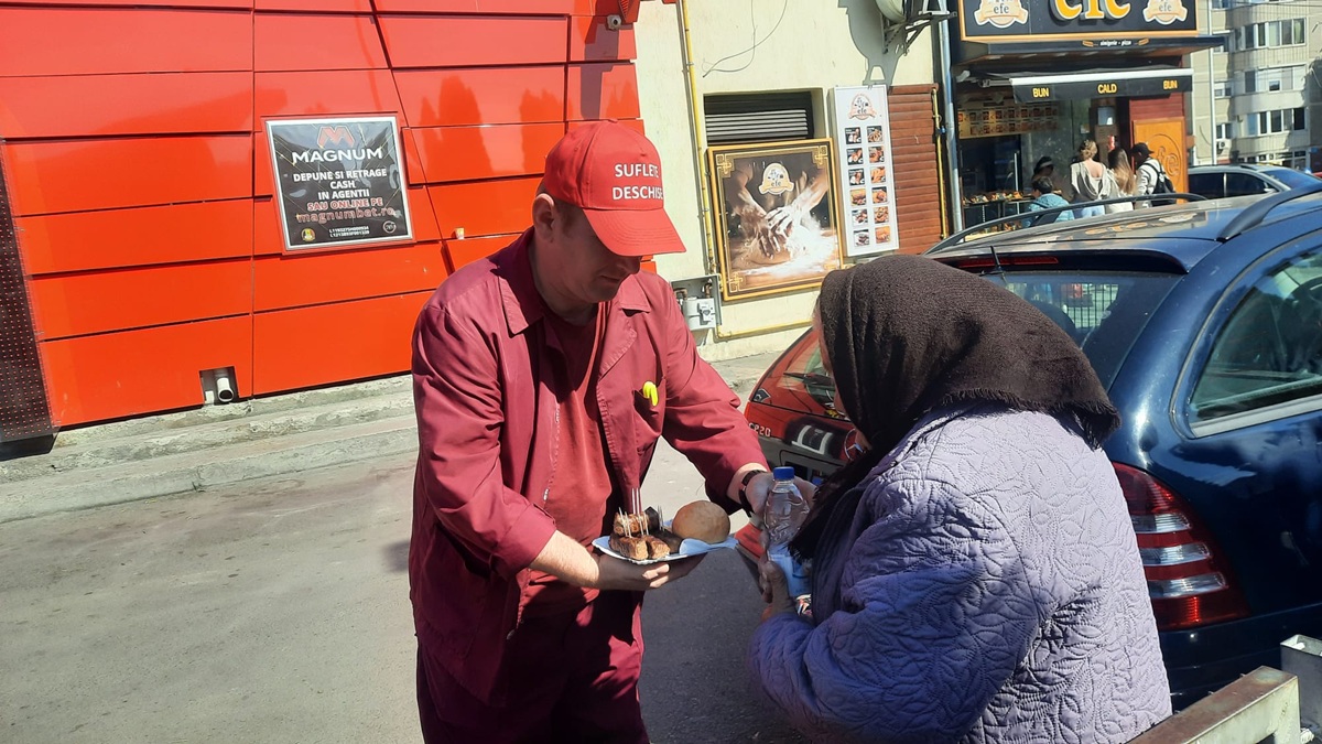 FOTO Voluntarii Asociației Suflete Deschise aduc bucurie celor săraci și fără adăpost de 1 Mai