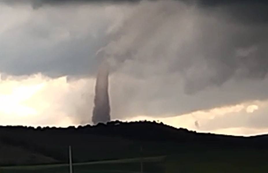 Alertă meteo cu cod roșu de tornadă. Vezi zonele vizate de fenomene meteo extreme