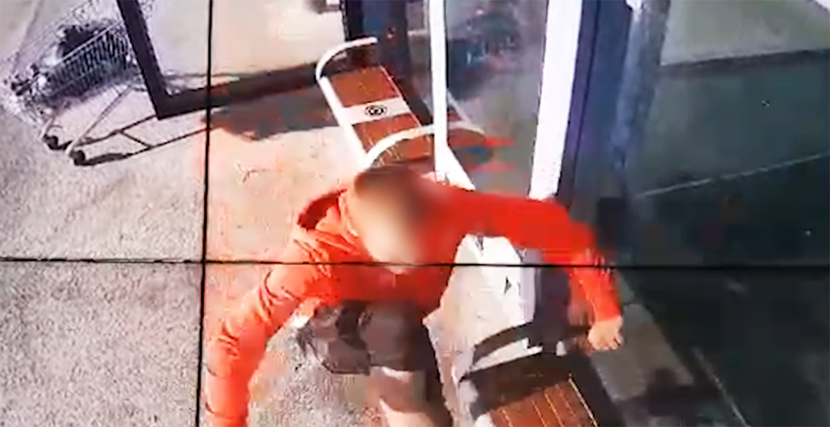 VIDEO Imagini ȘOCANTE: Geamul unei stații CT BUS, făcut PRAF de un bărbat