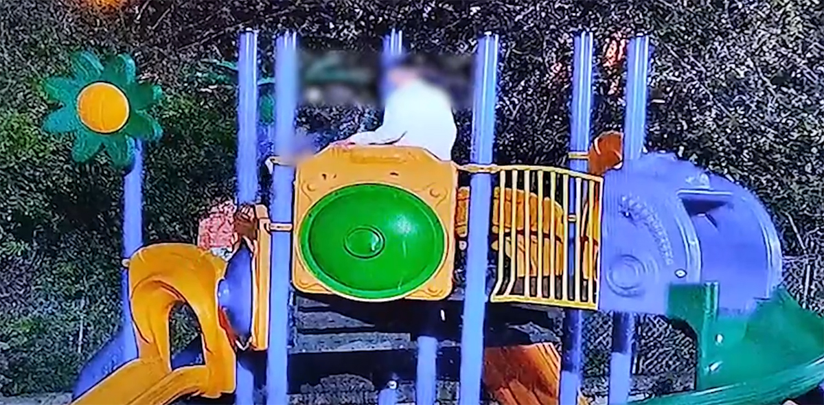 VIDEO Șmecheri din Constanța filmați în timp ce distrug o bicicletă bike-sharing și mobilier de la un loc de joacă